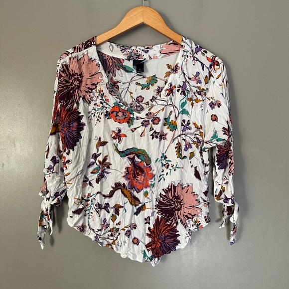 Day trip Floral V-Neck Women's Top - Picture 3 of 6